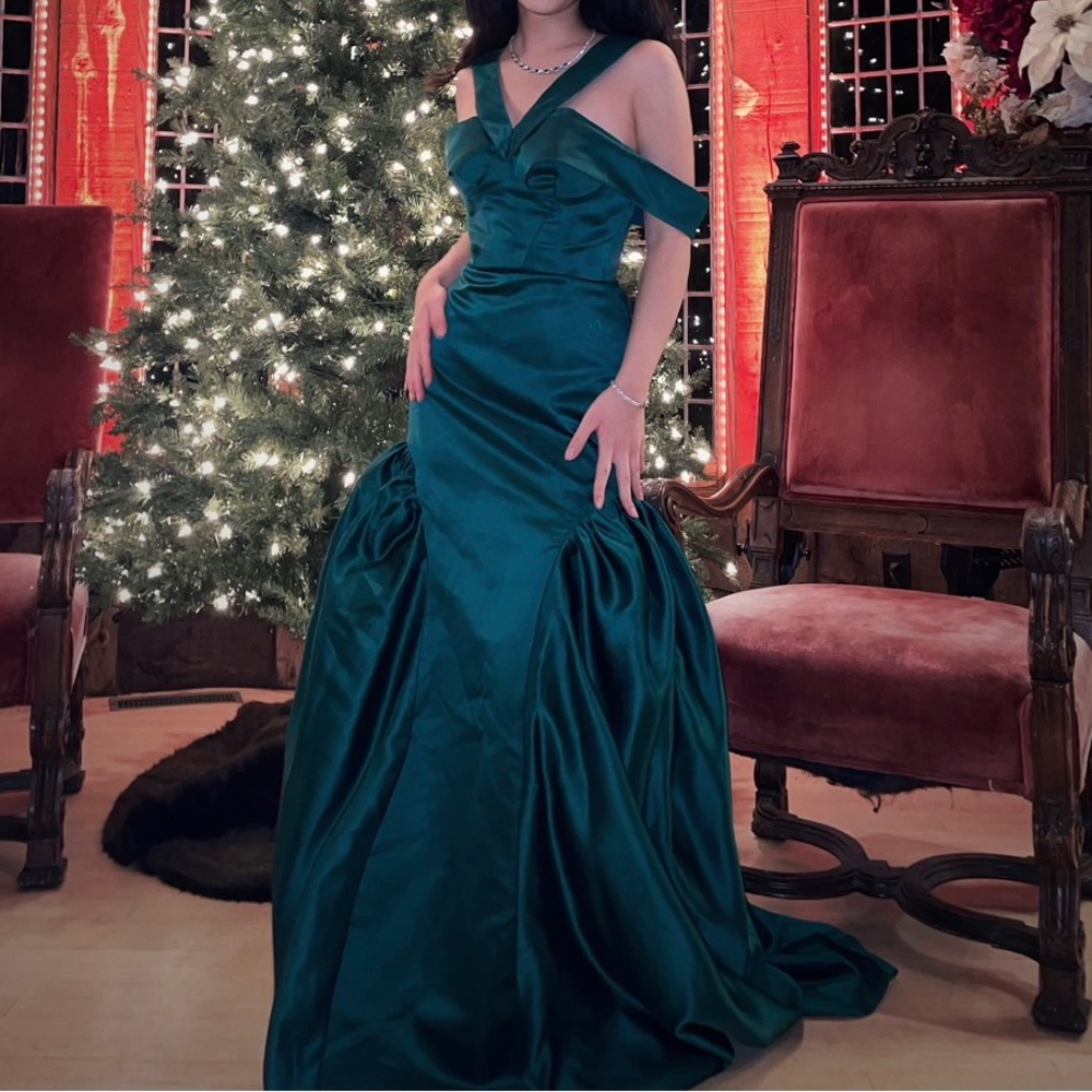 Custom Made Emerald Green Gown size 0-2